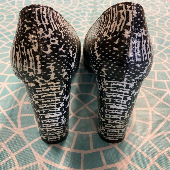💛TODAY***$23***Chinese Laundry “Rade” faux black and white snakeskin heels. - Picture 4 of 5